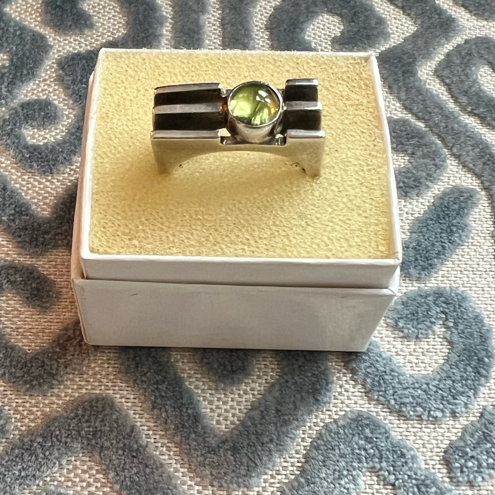 Delong Sterling silk ring with lime green semi-precious stone